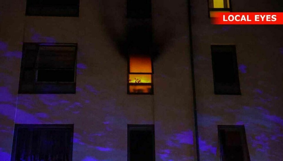 Der udbrød brand i en lejlighed i Holbæk, og beboerne i ejendommen måtte evakueres. Foto: Local Eyes