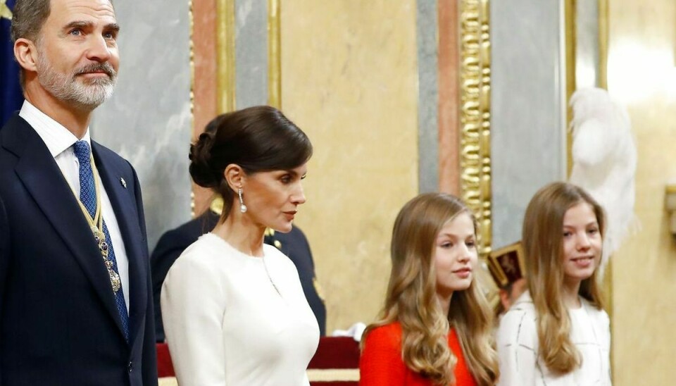 Kong Felipe ses her sammen med dronning Letizia og parrets to døtre, kronprinsesse Leonor (i rødt) og prinsesse Sofia.
