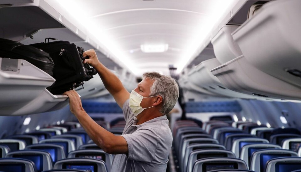 Mundbind i amerikanske fly vil stadig være påkrævet frem til januar. (Arkivfoto)