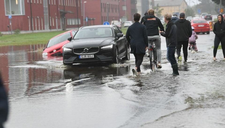 Store boligområder i den nordlige svenske by Gävle står helt under vand efter et skybrud tidligt onsdag. Optagelser fra byen, som har op mod 70.000 indbyggere, viser oversvømmede huse og biler omgivet af brunlige vandmasser. Store boligområder i den nordlige svenske by Gävle står helt under vand efter et skybrud tidligt onsdag. Optagelser fra byen, som har op mod 70.000 indbyggere, viser oversvømmede huse og biler omgivet af brunlige vandmasser.