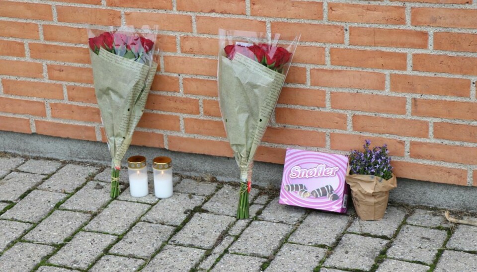 Der er også stillet en kasse 'Snøfler' ved blomsterne - en kage som Chris Anker Sørensen ved flere lejligheder har nævnt han er glad for.