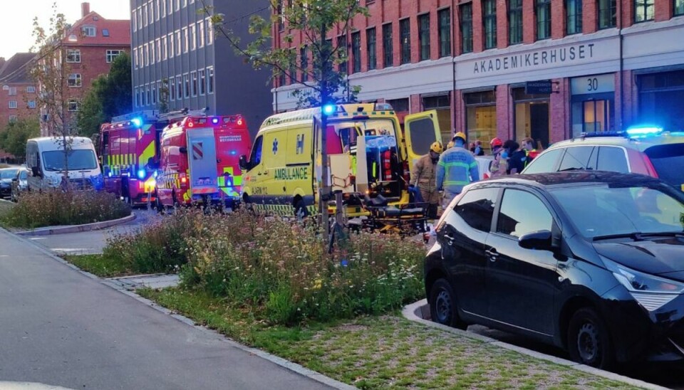 En kvinde hoppede ud af en bil i fart på grund af et skænderi. En kvinde hoppede ud af en bil i fart på grund af et skænderi.