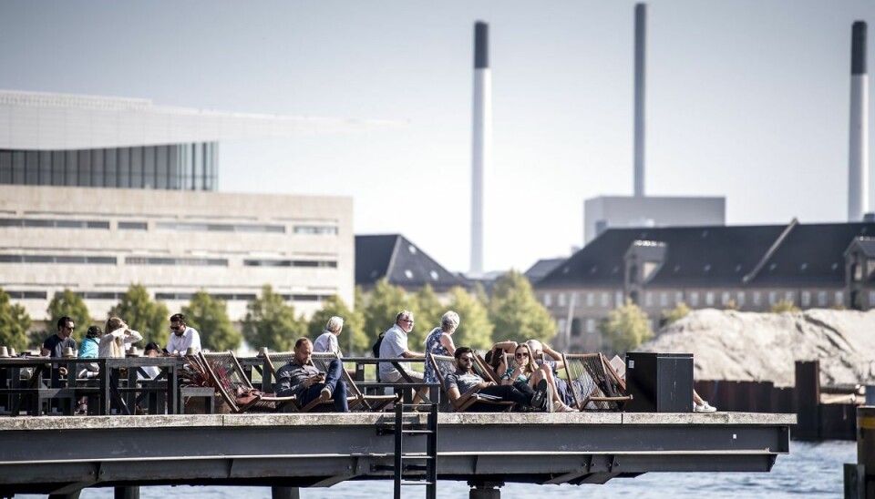 Man skal nyde det flotte og lune solskinsvejr, for torsdag slår vejret helt om. Man skal nyde det flotte og lune solskinsvejr, for torsdag slår vejret helt om.