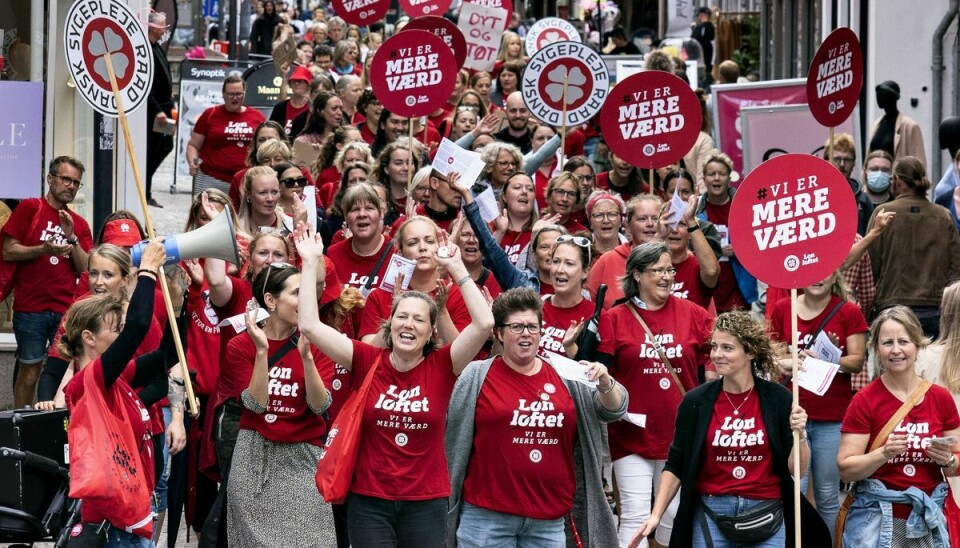 I midten af juni brød en strejke ud blandt landets sygeplejersker. Siden har faggruppen flere gange demonstreret - blandt andet 30. juli i Aalborg, som det ses på billedet her. (Arkivfoto)