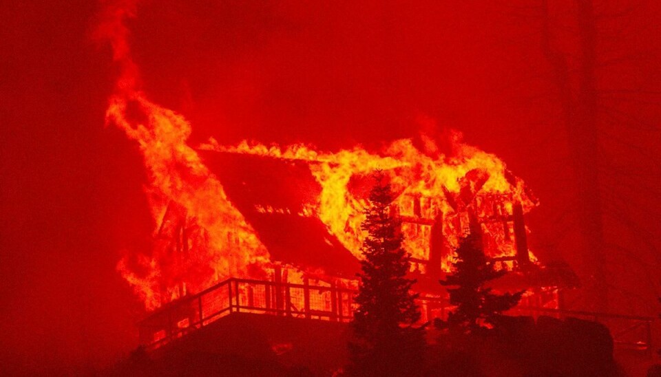 Vilde billeder af voldsom brand