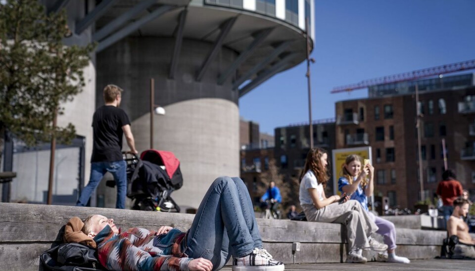 På Sjælland kan man se frem til sol og varme mandag, imens man i visse jyske egne har udsigt til, at det bliver mere overskyet og knap så lunt. (Foto: Liselotte Sabroe/Ritzau Scanpix)