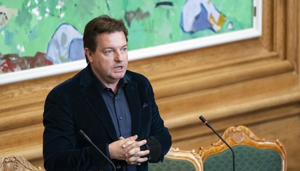 Jens Rohdes bil blev torsdag formiddag ramt af en ukendt genstand, da han kørte på Vestmotorvejen. Jens Rohdes bil blev torsdag formiddag ramt af en ukendt genstand, da han kørte på Vestmotorvejen.