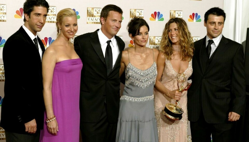 Rygterne om en romance opstod efter lanceringen af HBO-dokumentaren 'Friends: The Reunion'. På billedet se Davis Schwimmer og Jennifer Aniston som nummer to fra højre.