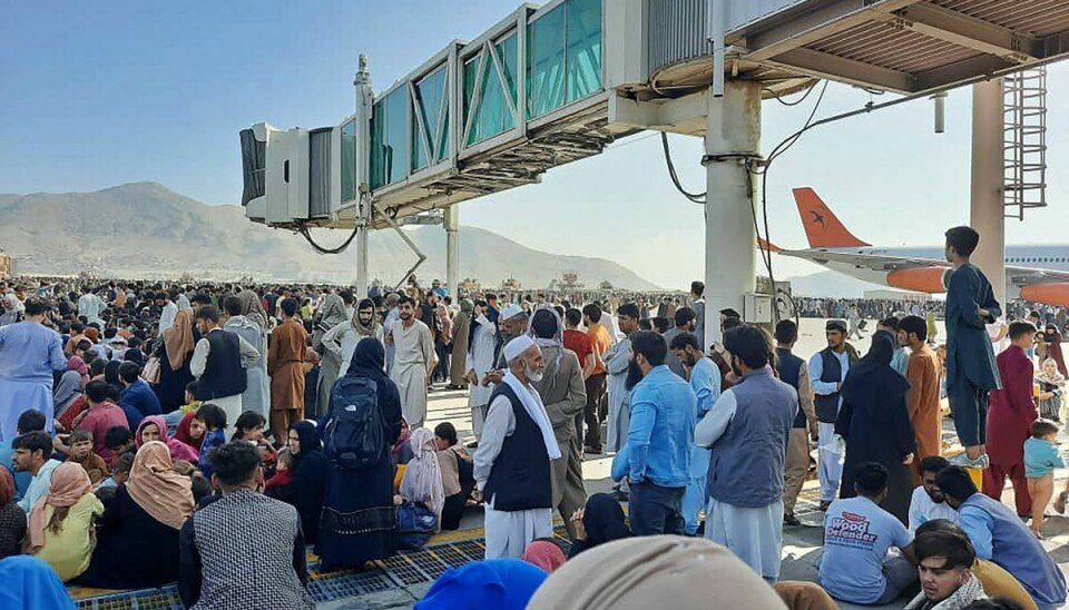 Hundredvis af afghanere har i løbet af natten og morgentimerne skabt kaos lufthavnen i hovedstaden Kabul i et forsøg på at flygte ud af Afghanistan. Hundredvis af afghanere har i løbet af natten og morgentimerne skabt kaos lufthavnen i hovedstaden Kabul i et forsøg på at flygte ud af Afghanistan.