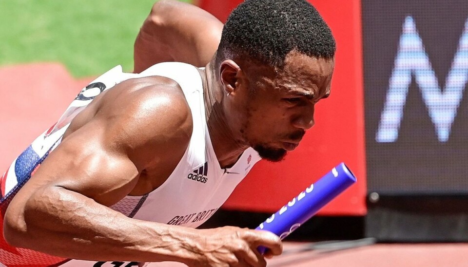 Chijindu Ujah, der var med på det britiske 4x100 meter stafethold, der vandt sølv ved OL i Tokyo er blevet suspenderet for doping. Nu står briterne til at miste deres medalje. Chijindu Ujah, der var med på det britiske 4x100 meter stafethold, der vandt sølv ved OL i Tokyo er blevet suspenderet for doping. Nu står briterne til at miste deres medalje.