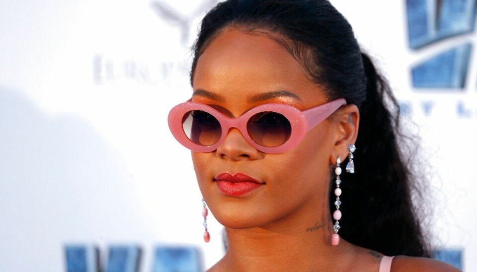 Rihanna lancerede tirsdag sin første duft, Fenty Eau de Parfum. Få timer senere var den udsolgt, og det blev naturligvis fejret. Rihanna lancerede tirsdag sin første duft, Fenty Eau de Parfum. Få timer senere var den udsolgt, og det blev naturligvis fejret.
