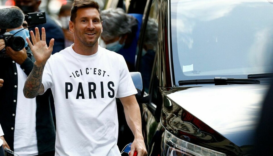Lionel Messi ankom til Paris tirsdag, og han underskrev en toårig aftale med PSG senere samme dag.