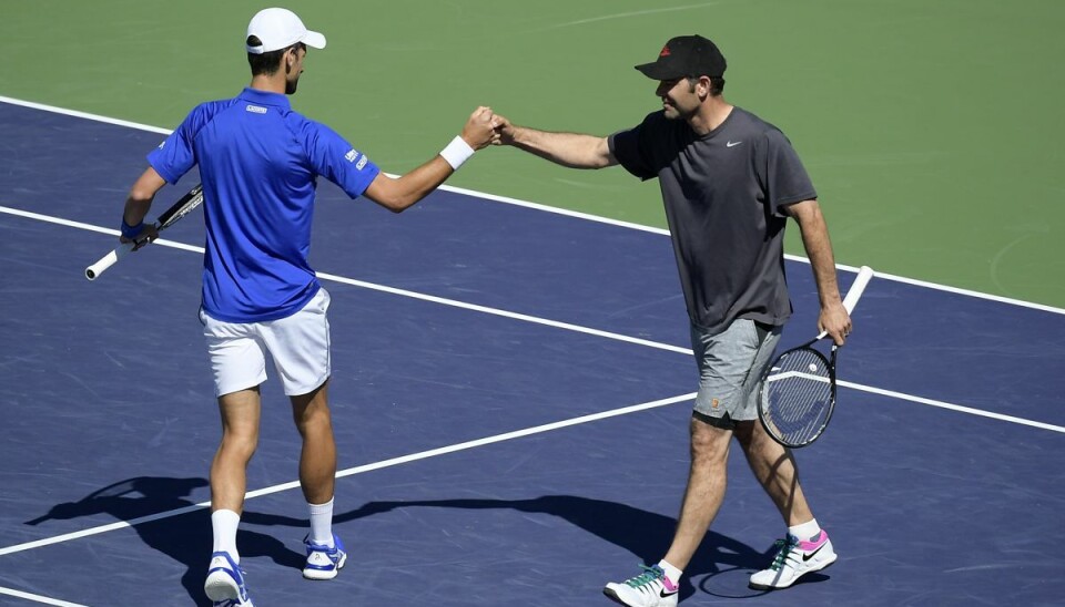 Pete Sampras (th.), her under en opvisningskamp med Novak Djokovic i 2019, nåede 14 grand slam-titler i karrieren. (Arkivfoto) - Foto: Mark J. Terrill/Ritzau Scanpix Pete Sampras (th.), her under en opvisningskamp med Novak Djokovic i 2019, nåede 14 grand slam-titler i karrieren. (Arkivfoto) - Foto: Mark J. Terrill/Ritzau Scanpix