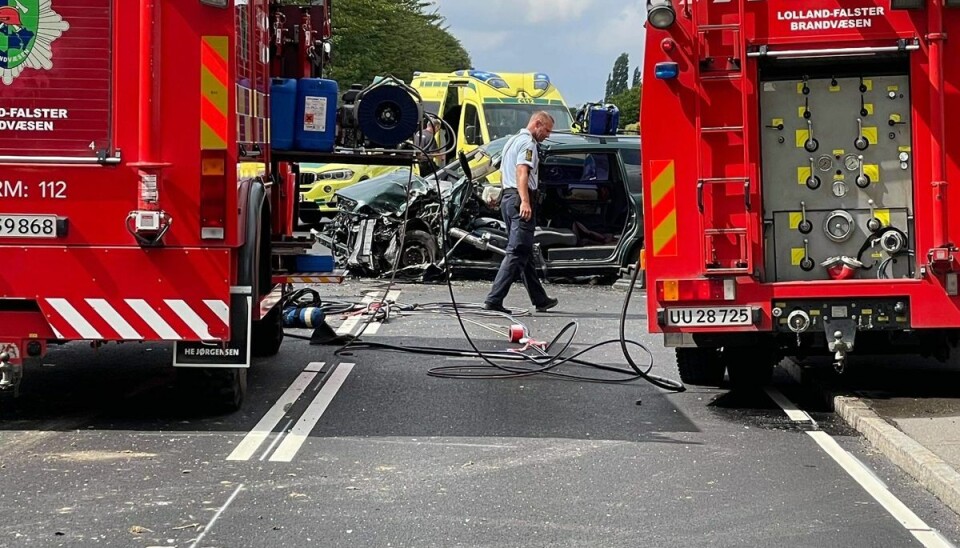 Personbilen skulle have kørt frontalt ind i traktoren.