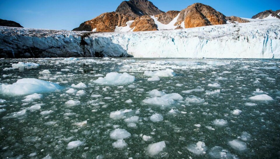 Stykker af is flyder i vandet ud for gletsjeren Apusiajik ud for den sydøstlige del af Grønland. Afsmeltning af gletsjere og iskapper bidrager til den stigene vandstand i verdenshavene. (Arkivfoto)