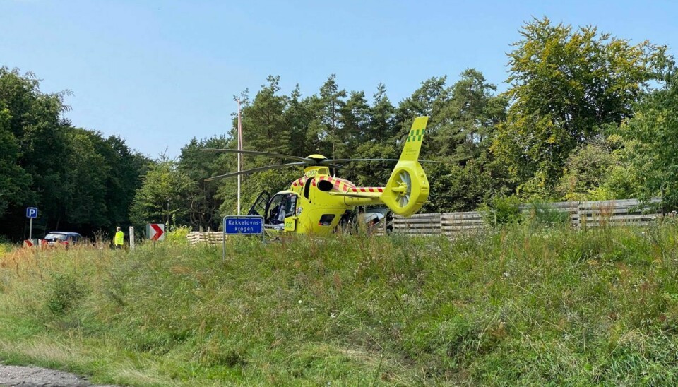 En lægehelikopter er landet ved stedet for at tilse eventuelt tilskadekomne. Foto: presse-fotos.dk