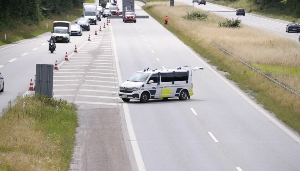 LIGE NU! Spærrer motorvej: Bil ramt