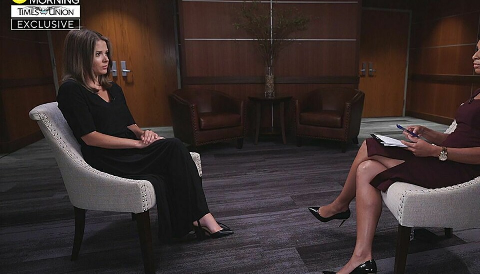 I et interview med CBS-journalist Jericka Duncan (til højre) svarer Brittany Commisso (til venstre) på spørgsmål om hendes anklager mod guvernør Andrew Cuomo.