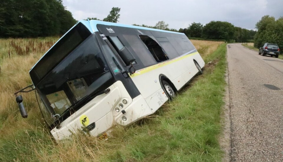 Bussen endte mandag i grøften. Her måtte passagerer og chauffør kravle ud gennem et smadret vindue. Bussen endte mandag i grøften. Her måtte passagerer og chauffør kravle ud gennem et smadret vindue.