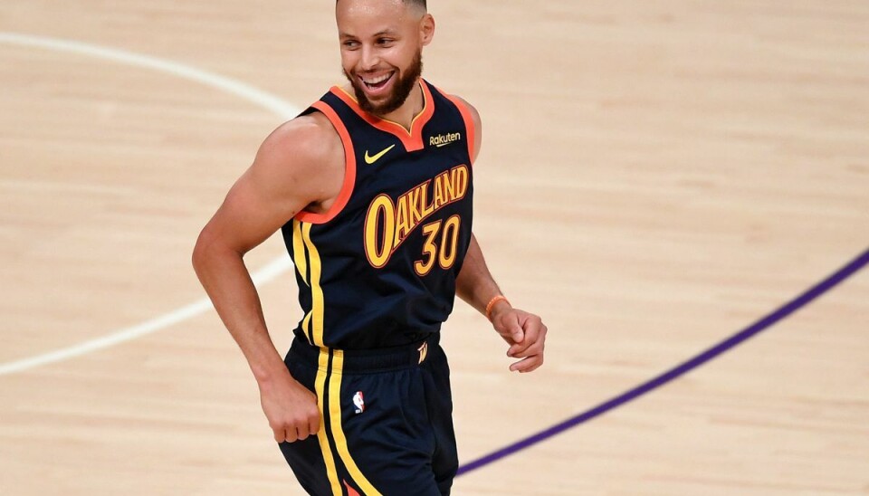 Stephen Curry har mange gode grunde til at smile. 1,35 milliarder grunde for at være helt præcis. Stephen Curry har mange gode grunde til at smile. 1,35 milliarder grunde for at være helt præcis.