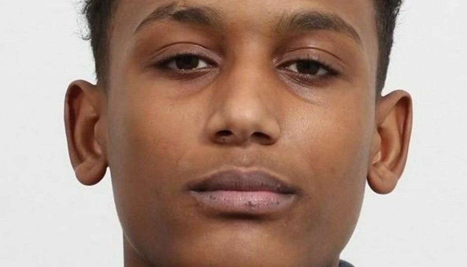 16-årige Sekeria Abdi Musse Elmi er efterlyst og mistænkt i forbindelse med et groft overfald med kniv.
