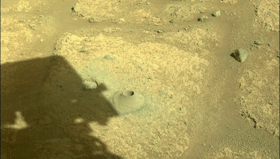 Dette billede fra NASA fredag viser, hvordan rumkøretøjet Perseverance har fået boret det første hul på Mars for at sikre sig jordprøver, der måske kan afgøre, om der engang var liv på planeten.