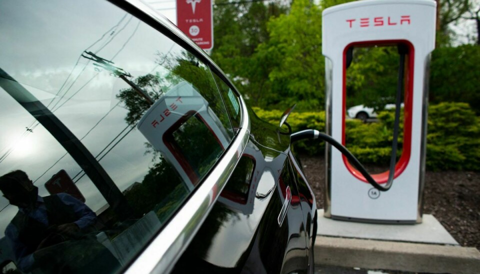 Elon Musk og bilfabrikken Tesla har vist vejen i USA for elektriske biler med Tesla-modellerne. Nu sætter præsident Biden et mål for elbiler og hybridbiler.