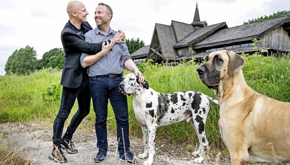 Jim Lyngvild og ægtemanden Morten Paulsen foran deres selvbyggede Ravnsborg. Jim Lyngvild og ægtemanden Morten Paulsen foran deres selvbyggede Ravnsborg.