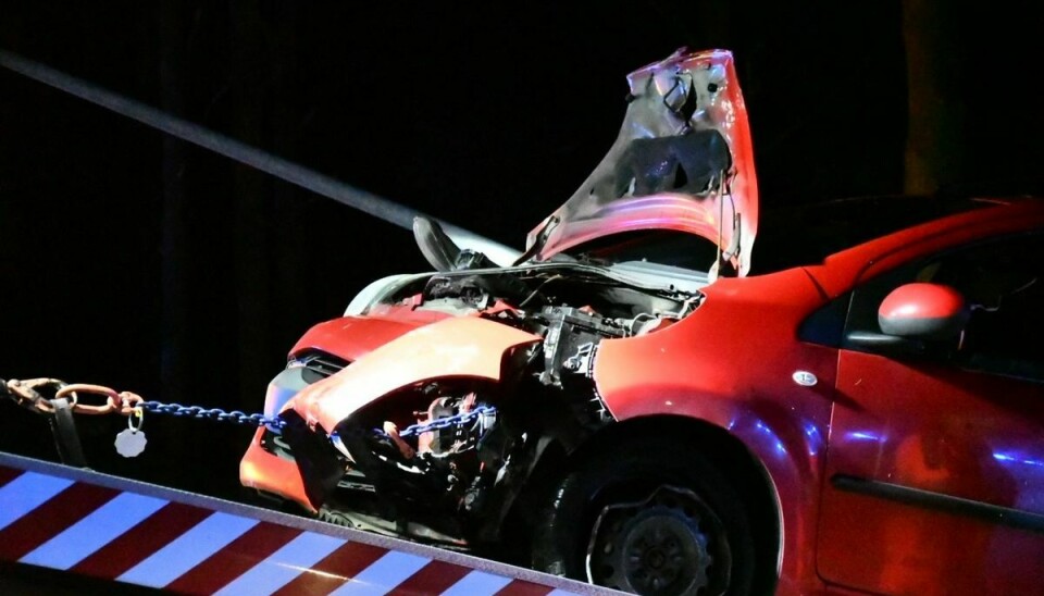 Den røde Citroën C1, som den flygtende 17-årige kørte i, fik selv en 'ordentlig én på lampen' da den endte i en lygtepæl.