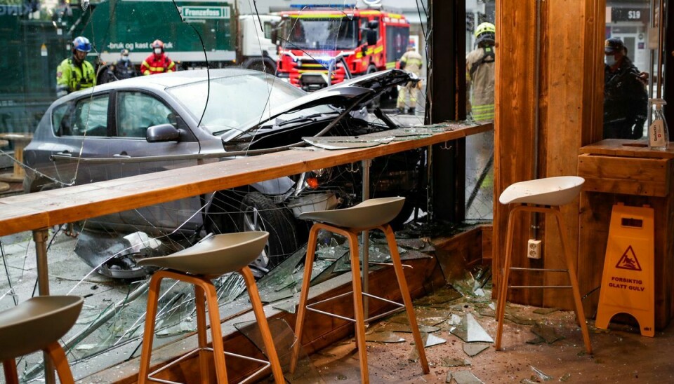 En bil er kørt ind i facaden på en kaffebar på Storgata i Oslo.