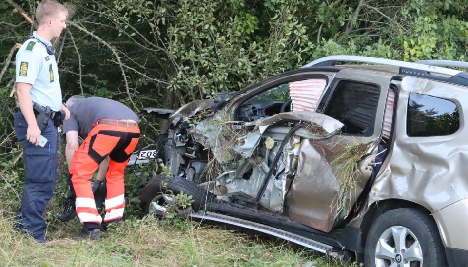 Der sad en 49-årig kvinde bag rettet i bilen, der endte i rabatten og måtte vendes om efter at have landet på taget.