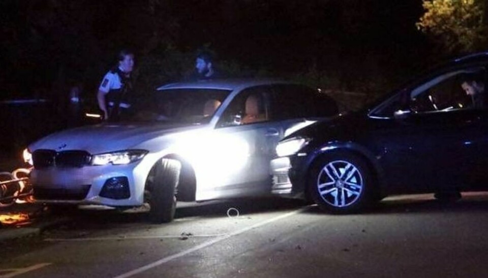Det var i denne hvide BMW den 17-årige forsøgte at stikke af fra politiet.