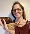 Mange ville nok væmmes blot ved tanken om at holde en kæmpesnegl, men ifølge den 31-årige snegleentusiast Malene Kristensen føles sneglen ikke så slimet, som man godt kunne tro. Privatfoto