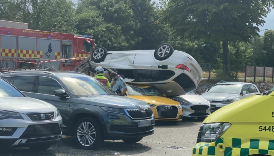 Bilen endte af alle stedet på omvendt på en gul Audi