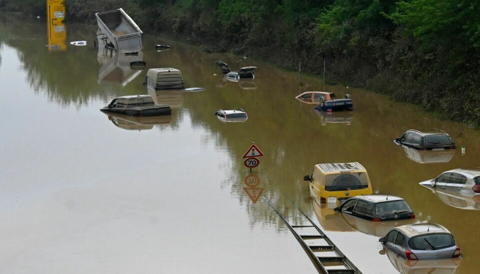 På motorvejen B265 i Erftstadt i det vestlige Tyskland er flere biler ramt af oversvømmelsen.