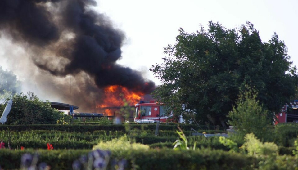 En brand udviklede sig voldsomt i en kolonihaveforening i Rønne. En hund brændte formodentligt inde. Foto: presse-fotos.dk