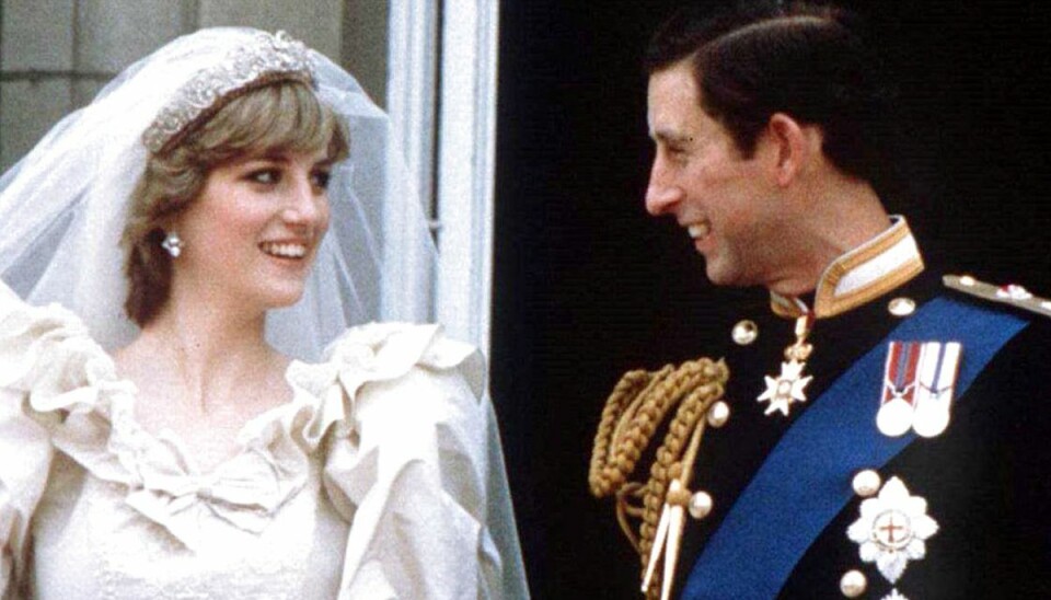 Sælger bid af bryllupskagen Det var den 29. juli 1981, prins Charles og Diana blev gift. Det er således et stykke 40 år gammelt kage, man kan blive den lykkelige ejer af. Foto: Foto: STR New/Ritzau Scanpix)