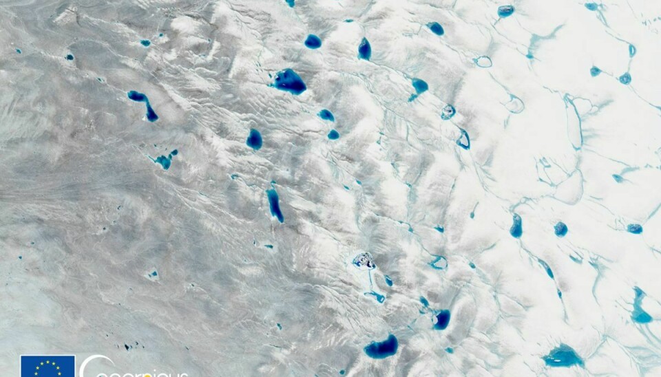 Et satellitbillede viser pytter af smeltevand ovenpå indlandsisen nær Kangerlussuaq.