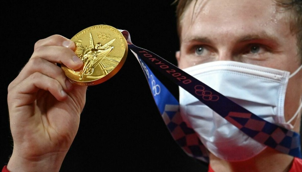 Viktor Axelsen slår rivalen Chen Long - og sikrer Danmark endnu en guldmedalje.