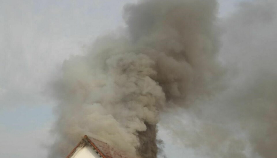 Brandfolkene arbejder med at få slukket branden øverst i huset. Foto: presse-fotos.dk
