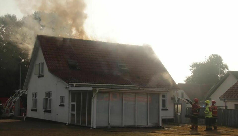 Ifølge indsatslederen er branden muligvis startet på første sal. Foto: presse-fotos.dk