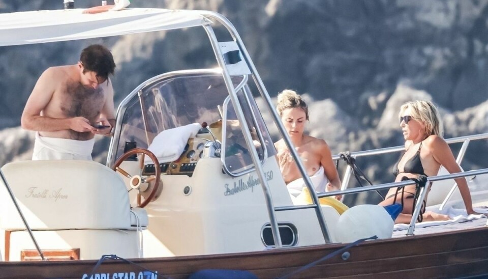 Jack Brooksbank ses her ombord på båden sammen med to af de tre skønheder, Rachel Zalis og Erica Pelosini. Foto: Scanpix/Cobra Team / BACKGRID UK: +44 208 344 2007 / uksales@backgrid.com Jack Brooksbank ses her ombord på båden sammen med to af de tre skønheder, Rachel Zalis og Erica Pelosini. Foto: Scanpix/Cobra Team / BACKGRID UK: +44 208 344 2007 / uksales@backgrid.com