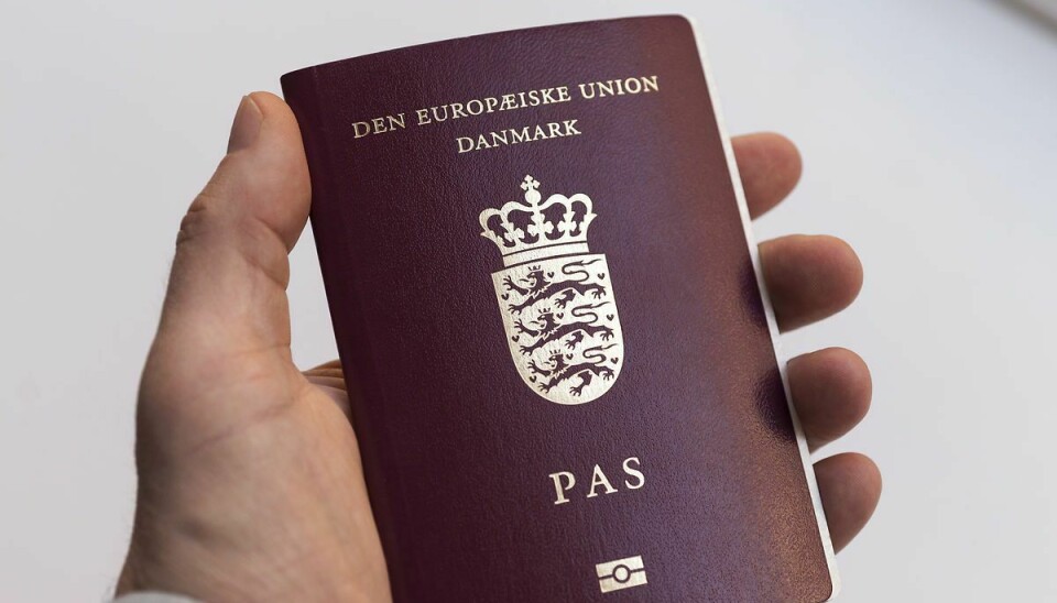 Mange tusinde danskere har fortsat pas med fejl i