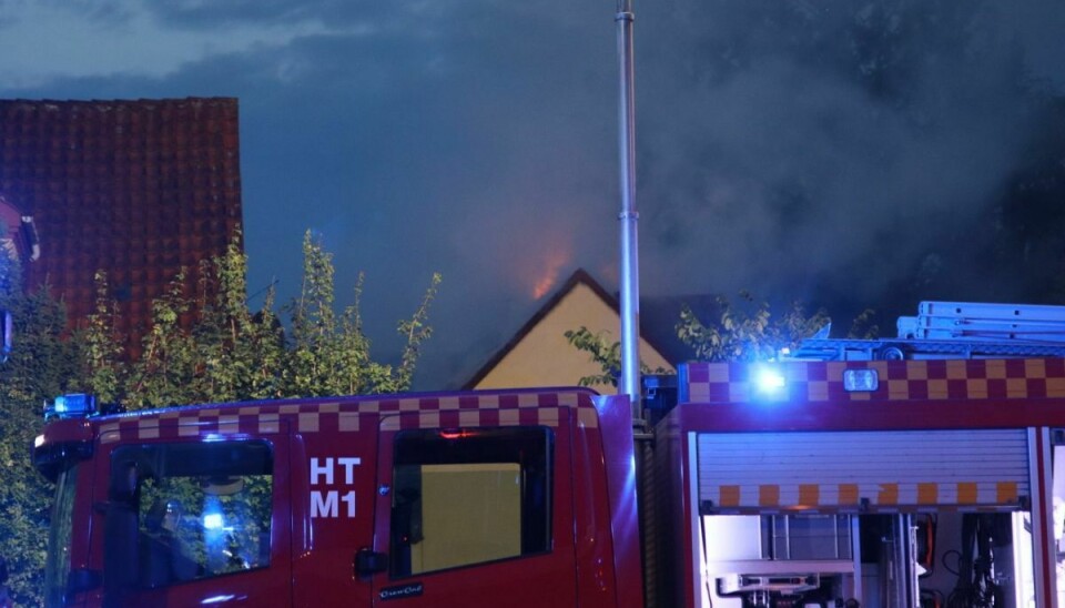 Flammerne og røgen betød, at mindst fire brandbiler og en håndfuld politifolk rykkede ud til adressen på Køgevejen i Ishøj. Foto: presse-fotos.dk