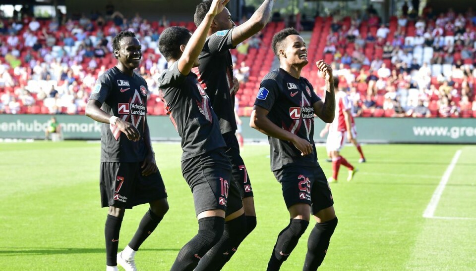 FC Midtjylland-spillerne jubler på Aalborg Portland Park, da de lørdag slog hjemmeholdet AaB med 1-0. FC Midtjylland-spillerne jubler på Aalborg Portland Park, da de lørdag slog hjemmeholdet AaB med 1-0.