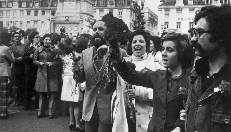 Portugisere på gaden i Lissabon i maj 1974 med nelliker i hænderne for at hylde det militærkup, som Otelo Saraiva de Carvalho stod i spidsen for. Det blev startskuddet til demokrati efter årtiers diktatorisk styre. For Carvalho selv blev eftertiden broget, og han fik en lang fængselsstraf for at tilhøre en ulovlig radikal organisation. Portugisere på gaden i Lissabon i maj 1974 med nelliker i hænderne for at hylde det militærkup, som Otelo Saraiva de Carvalho stod i spidsen for. Det blev startskuddet til demokrati efter årtiers diktatorisk styre. For Carvalho selv blev eftertiden broget, og han fik en lang fængselsstraf for at tilhøre en ulovlig radikal organisation.