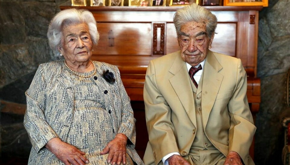 Hun er 110 år gammel og han 104. Sammen er Julio Mora og Waldramina Quinterosde nu verdens ældste, nulevende ægtepar. Det har netop givet dem en ærefuld plads i Guinness World Records. Foto: Scanpix/EPA/Jose Jacome