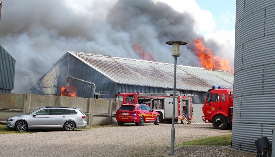En lade smider en masse røg fra sig, da den står i lys lue En lade smider en masse røg fra sig, da den står i lys lue Presse-fotos.dk