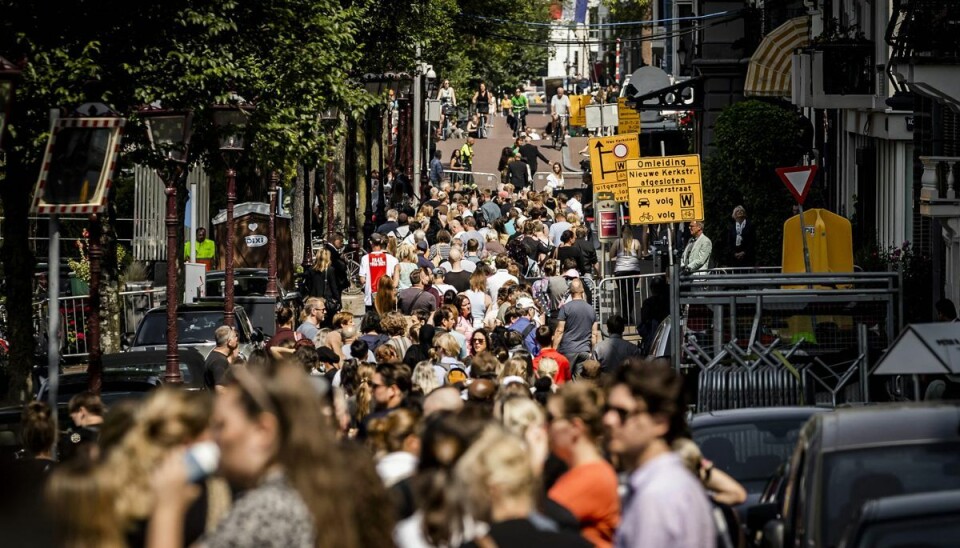 Hundredvis af hollændere tog onsdag afsked med den kendte kriminalreporter og undersøgende journalist Peter de Vries, som blev dræbt ved et skudattentat i Amsterdam. Journalistens kiste var onsdag blevet stillet i Carre Teatret i Amsterdam, hvor folk stod i kø for at komme til at tage afsked med de Vries en sidste gang.