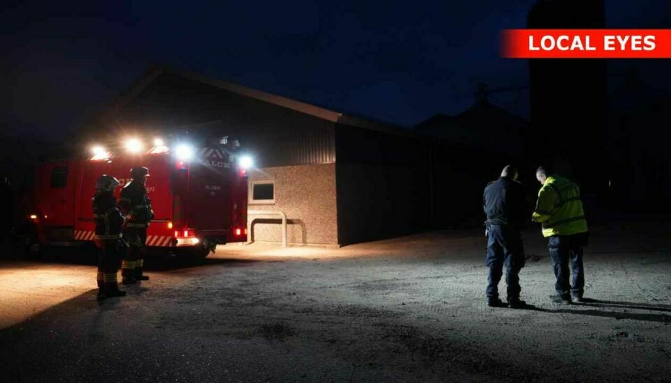 En brand i en staldbygning øst for Glamsbjerg har kostet 150 grise livet. Foto: Local Eyes